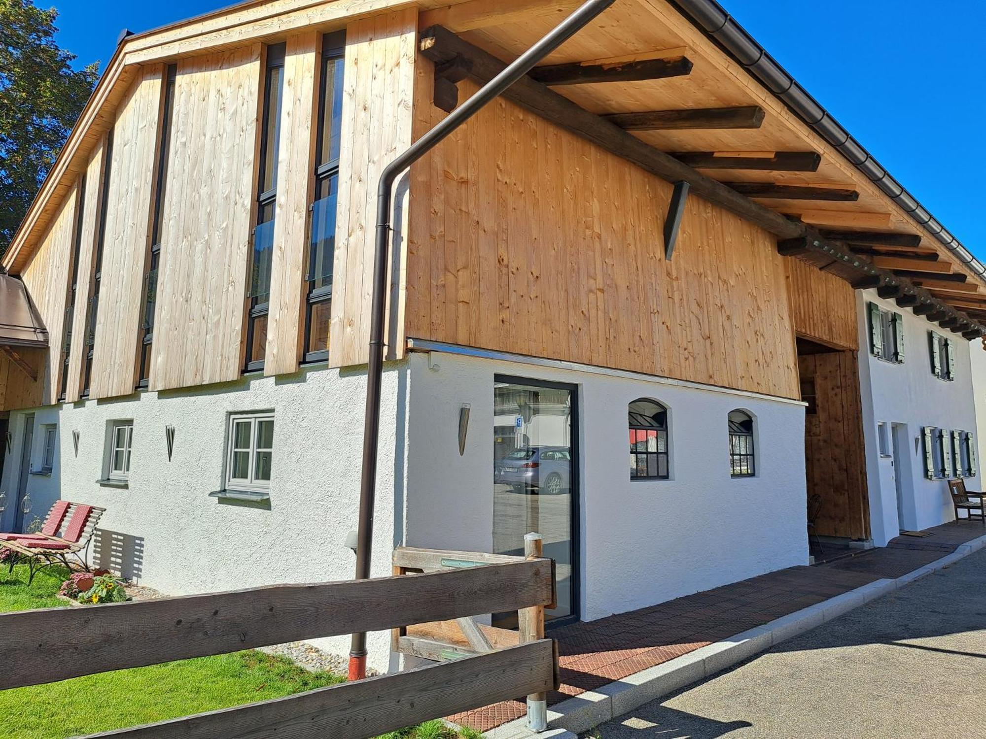 Neu! Ferienwohnungen Im Lueftlmalereck, Hennalahaus オーバーアマーガウ エクステリア 写真